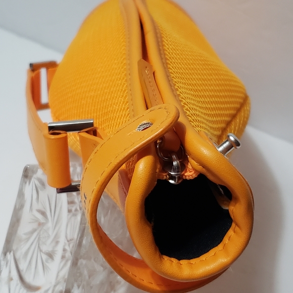 VEUVE CLICQUOT Champagne Brut Bottle Sleeve Carrying Case - Picture 6 of 7